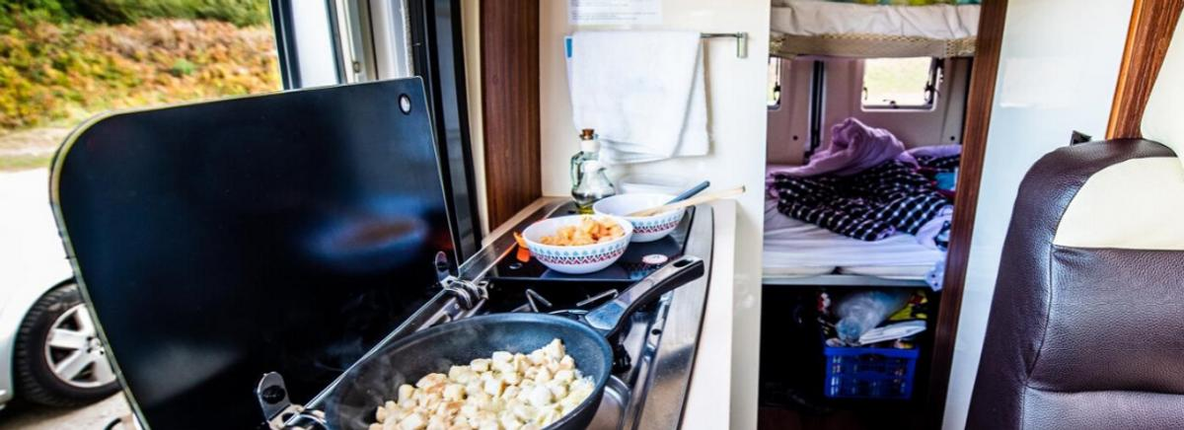 Kochen, Erhitzen eines touristischen Wasserkochers auf einem tragbaren  Gasbrenner mit einer roten Gasflasche. Camping, ein Mann kocht das  Frühstück im Freien. Sommeraktivitäten im Freien 8452360 Stock-Photo bei  Vecteezy